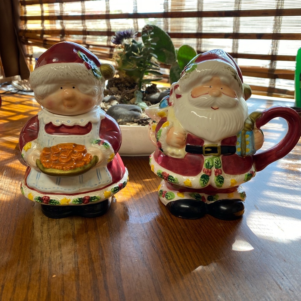Santa 🎅🏻 creamer and sugar set